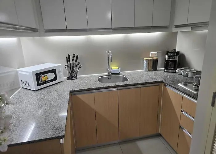 Apartment Modern Comfort & Snap Worthy With Pool, Gym & Manila